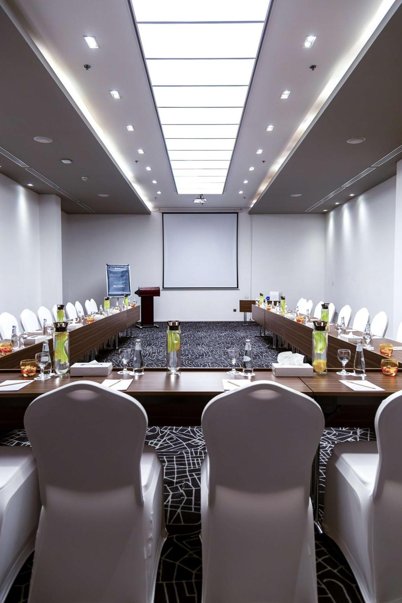 Radisson Hotel & Apartments Dammam Industrial City ภายนอก รูปภาพ